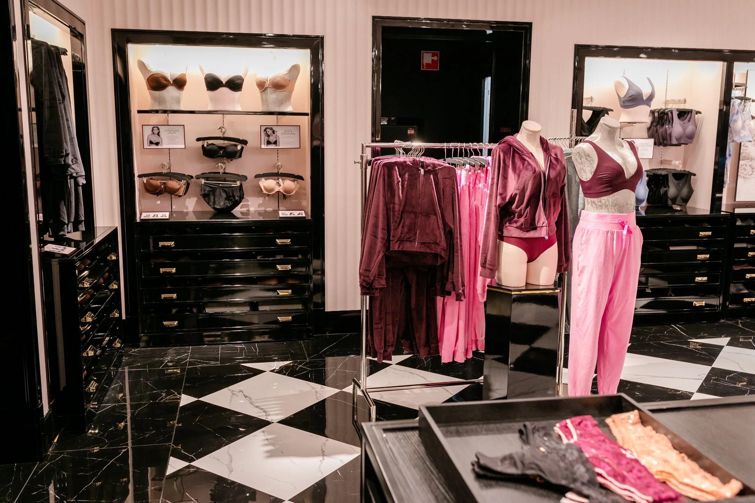 HR Victoria Secret Amsterdam Store_AnetteandRosePhotography-29.JPG