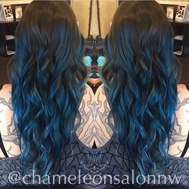 Throwing it back to that time I did denim hair 💙👖 💙 Do you favor blues and greens, pinks and purples or ALL the colors?! #throwbackthursday #denimhair