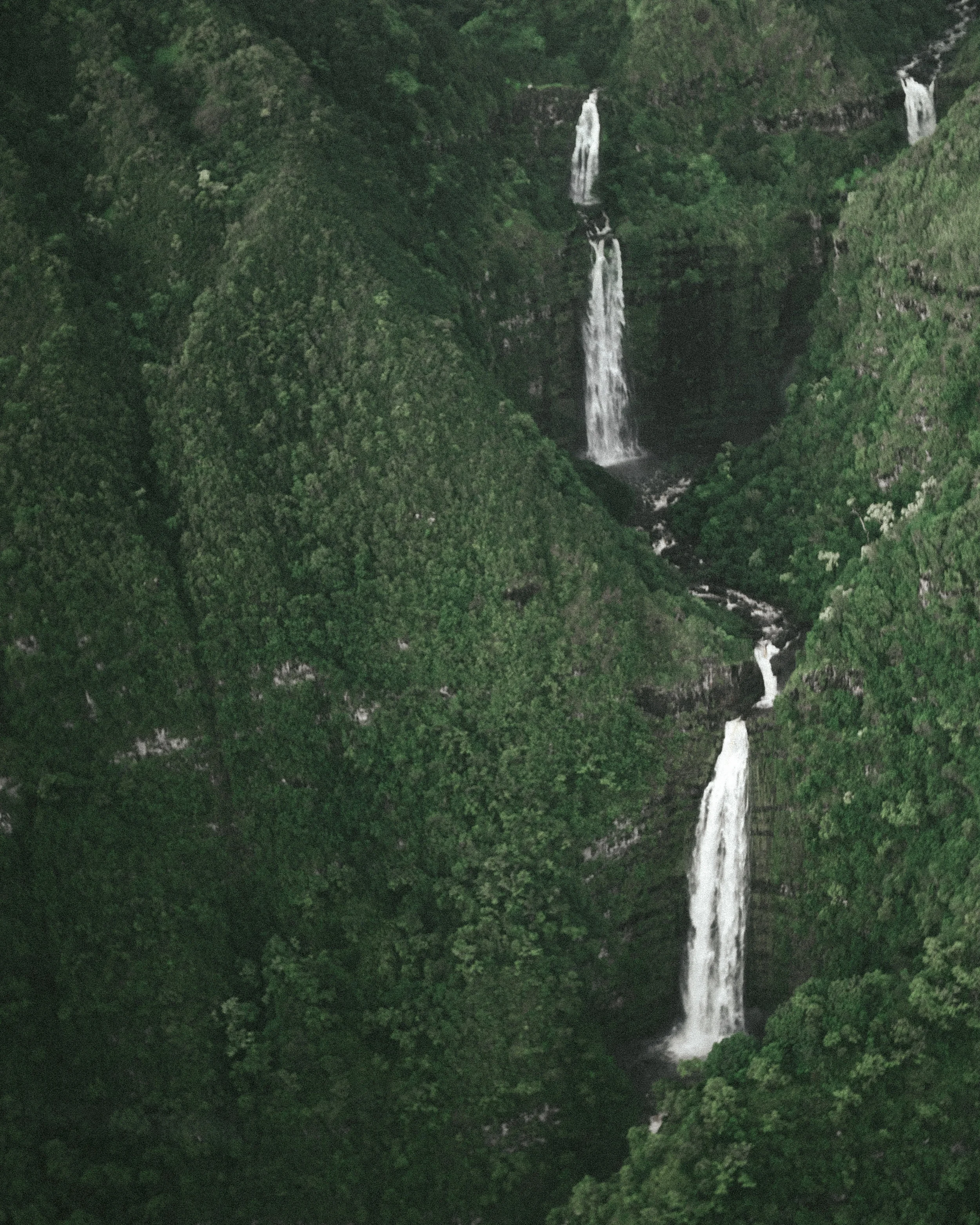 07.07.2016 // saw some of the most beautiful waterfalls in a helicopter going over hawaii