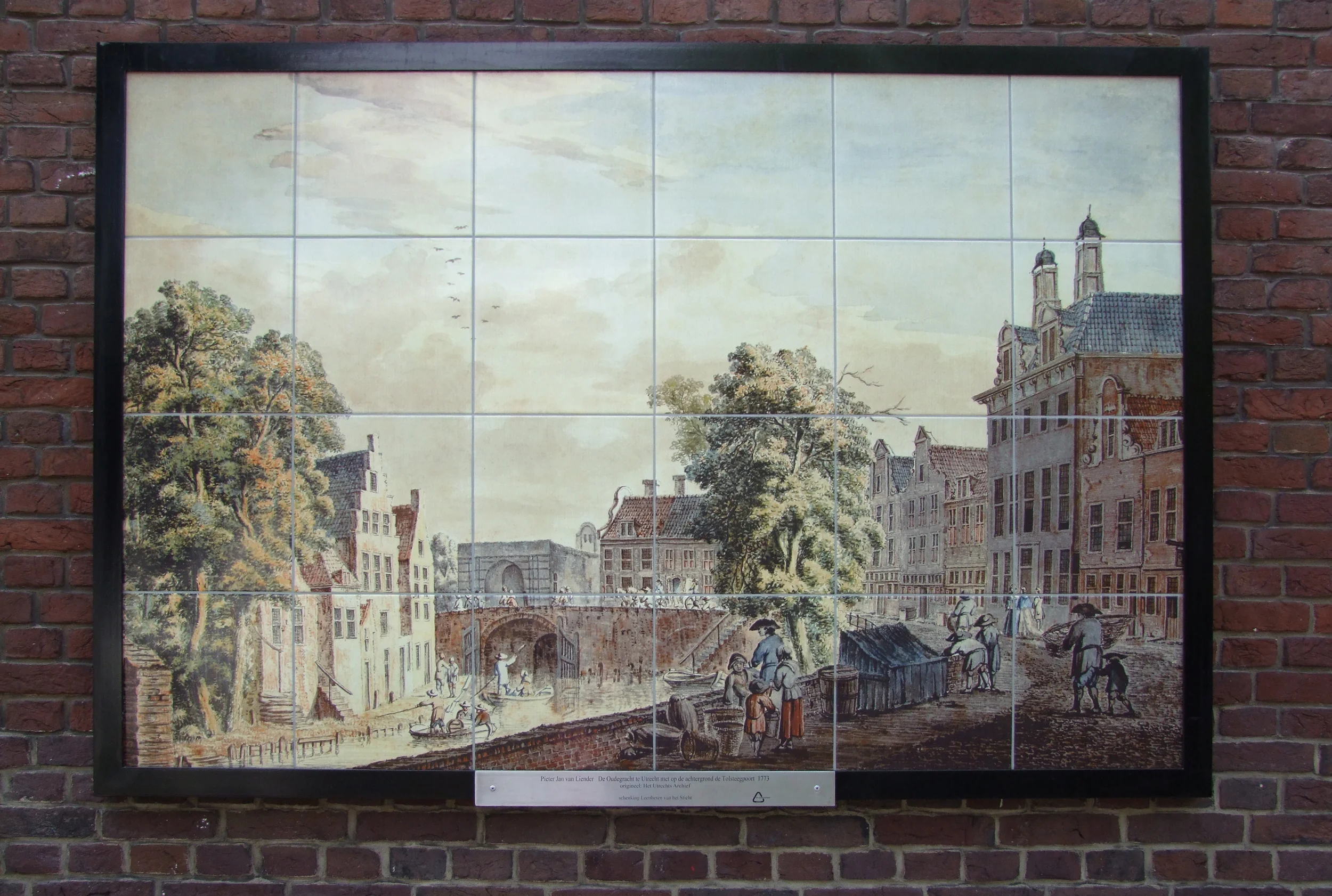 Zicht op Tolsteegpoort vanaf de Oudegracht