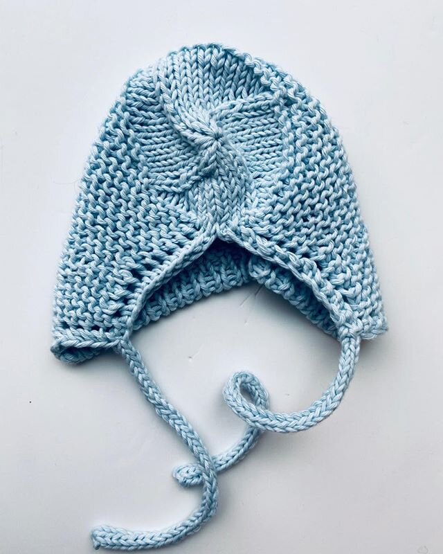 The best knits focus on very simple details in the shaping. I really love how this one turned out. ✨✨✨✨✨✨✨ #paintboxcotton #handknitbaby #babybonnet #knit #springbaby #springtimeknit #cotton #worsted