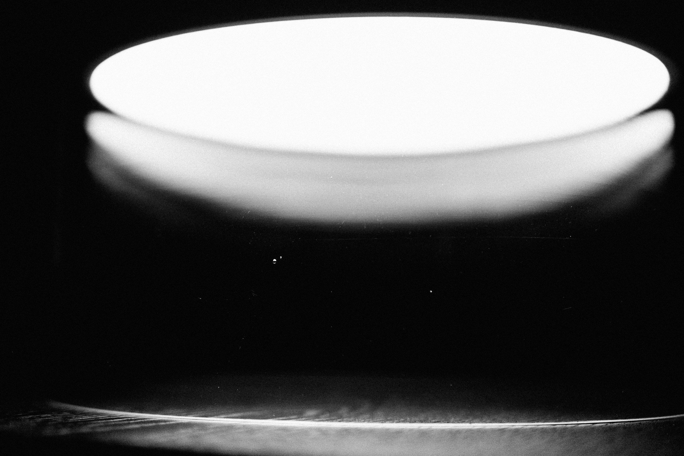  Se Ari não me avisa que as bolhas do vidro são importantes, eu já tinha cortado tudo no Photoshop. Mas me contou que as bolhas revelam a presença humana na produção; descobri que se o vidro é soprado por alguém, há de ter bolhas. É daí que vem  a vi