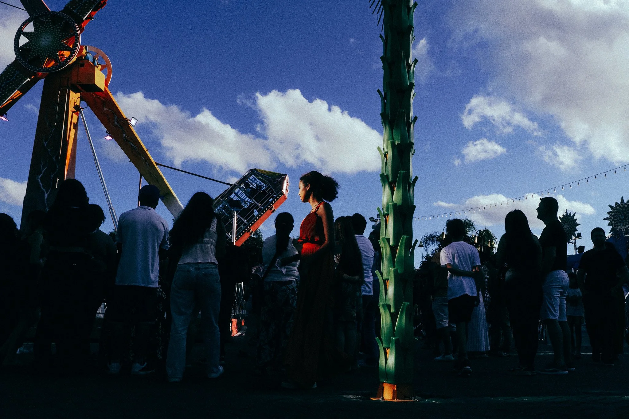  Um parque, tal qual um circo, um universo de memórias coloridas.   A park, much like a circus, a universe of colorful memories.  