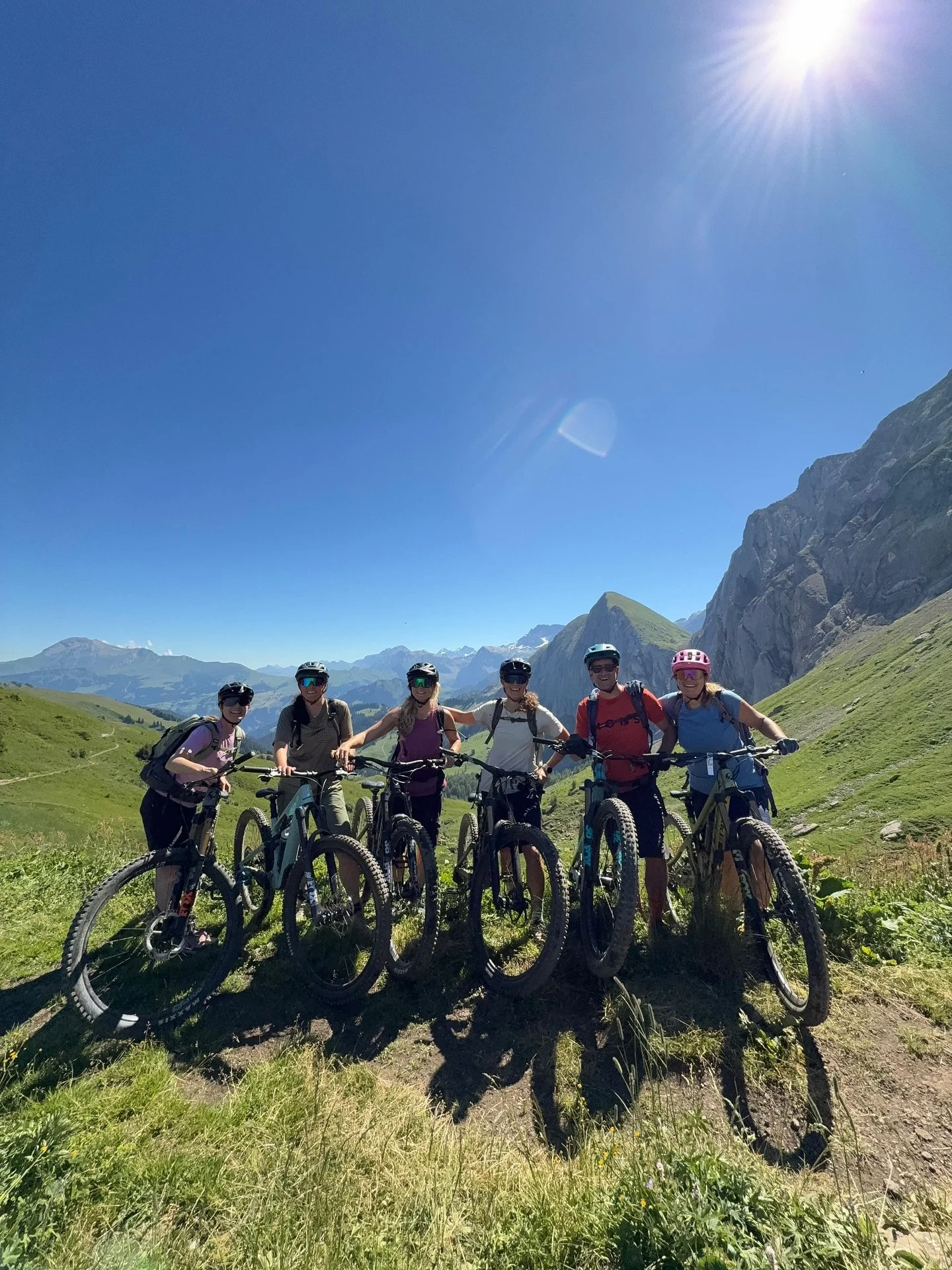 Bike Retreat 27.-29. Juni || Lenk
βοΈ Bike @danie1amiche1 
π§ Yoga @domiinixe 
π§© Mentaltraining @gedankenpuzzle.ch 
Bei perfektem Sommerwetter haben wir 2.5 Tage auf Trails, Matte und mit Mentaltraining verbracht. So ein cooler Mix! Es het gfä