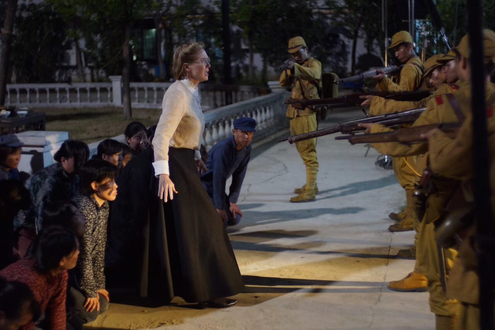 Minnie Vautrin faces soldiers.png