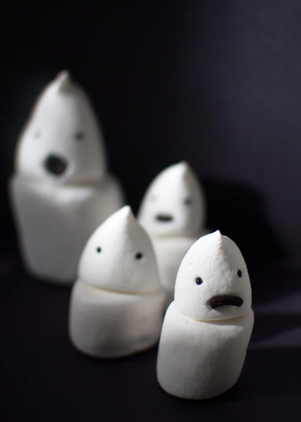Friendly DIY Marshmallow Ghost Cake Toppers — super make it