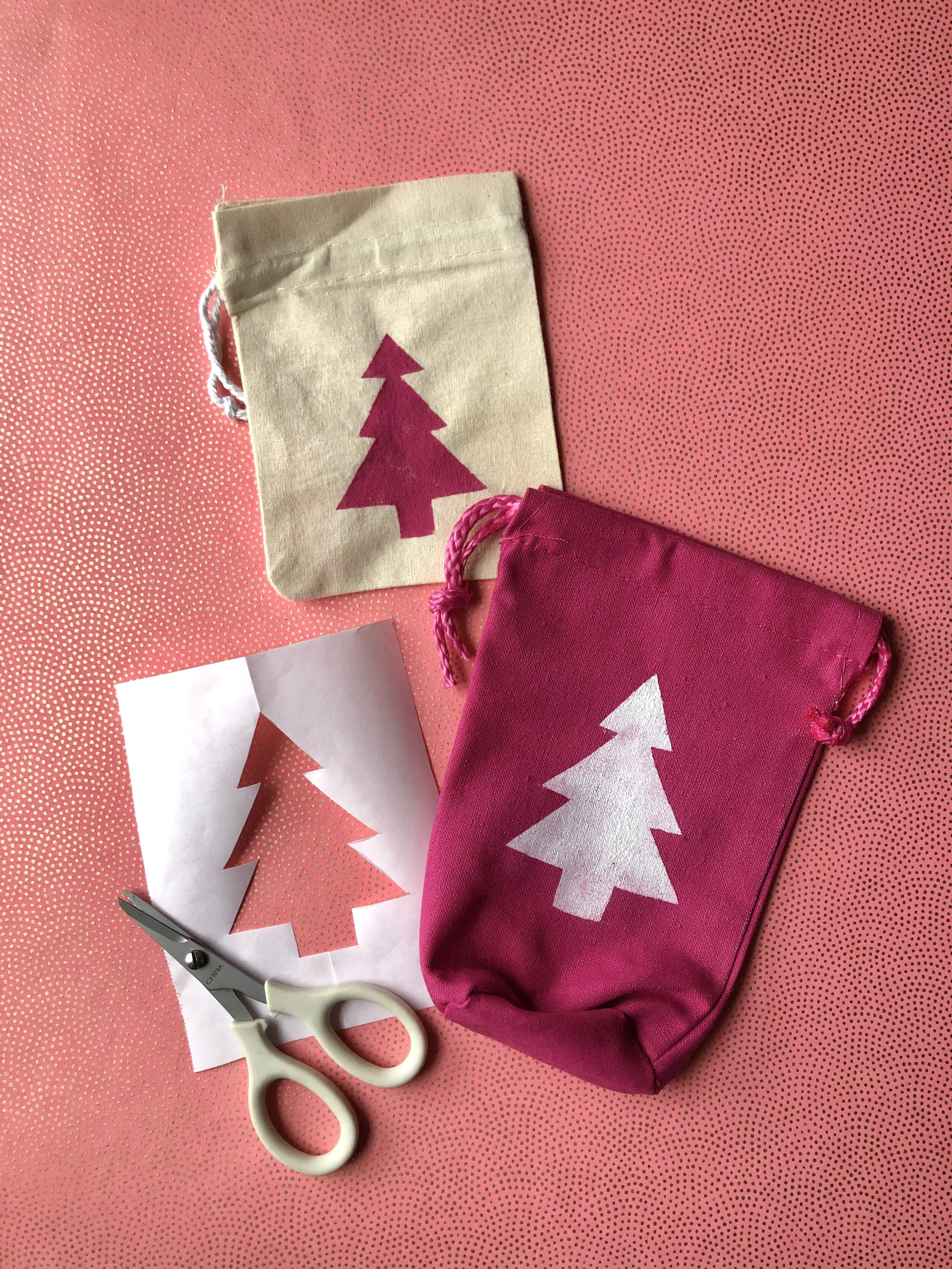 12 DIY Christmas Gift Bags Of Fabric And Paper - Shelterness