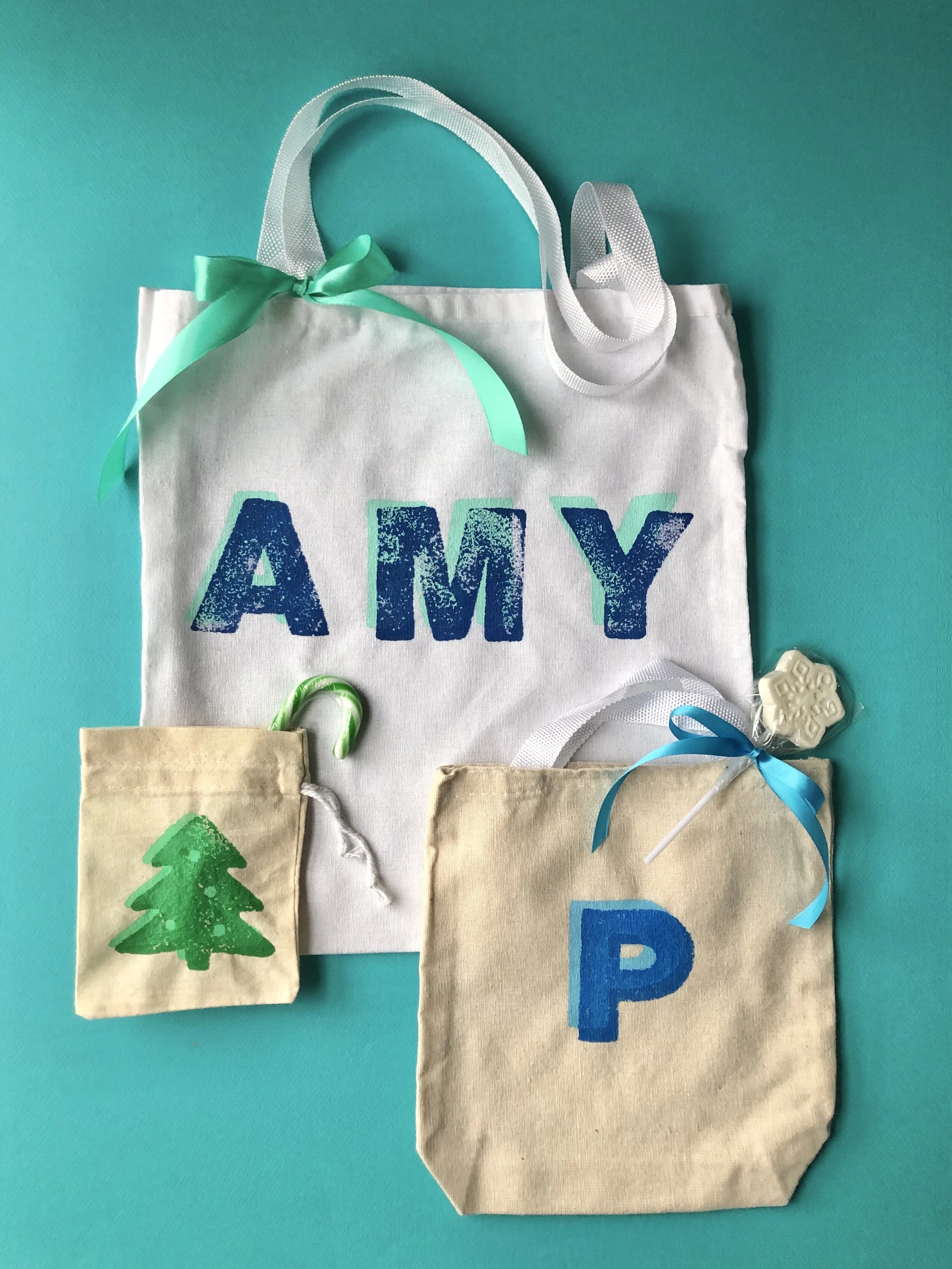 6 Easy Ways to Decorate a Holiday Gift Bag!