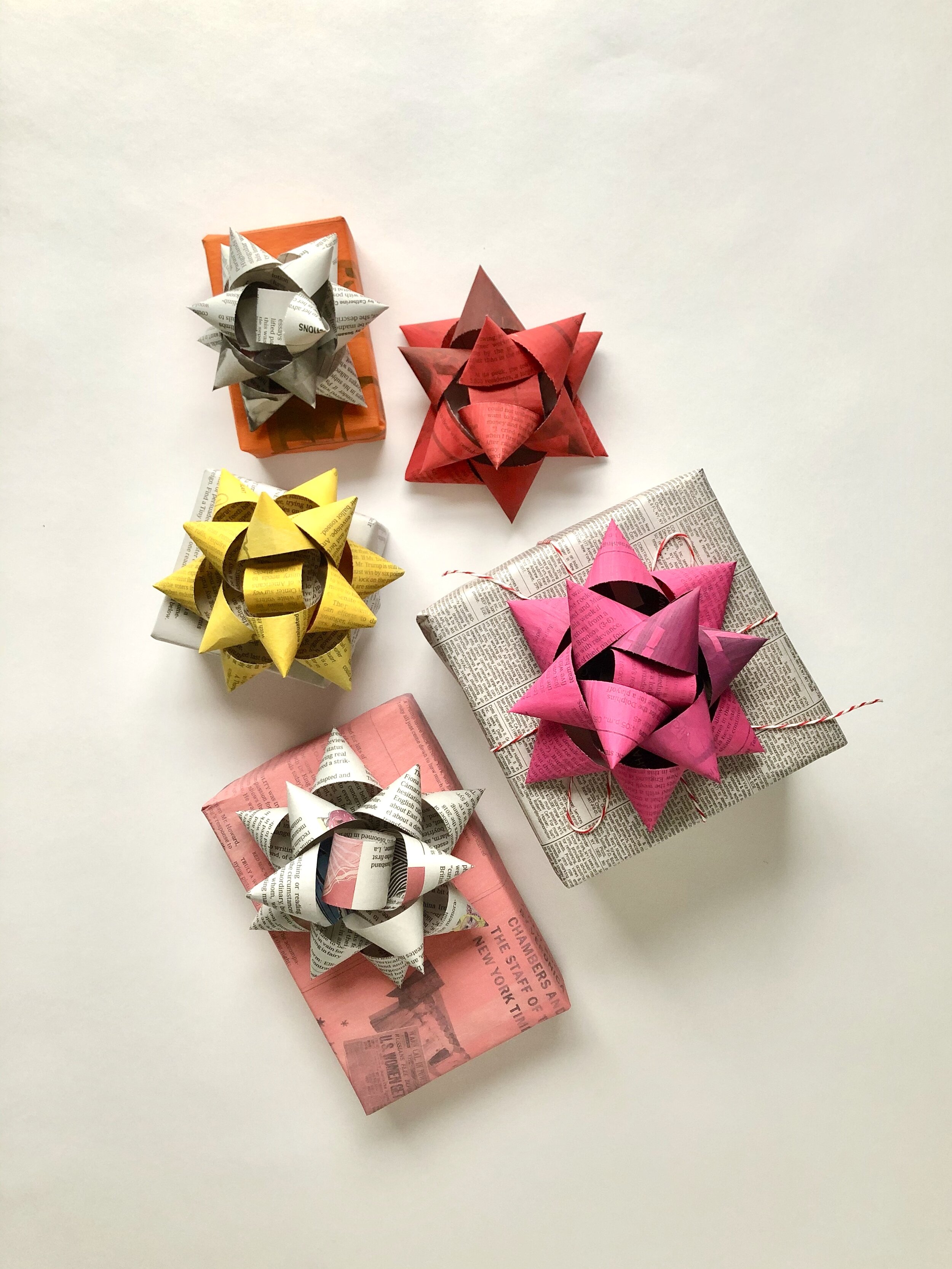 3 Easy DIY Recycled Newspaper Gift Toppers! — super make it
