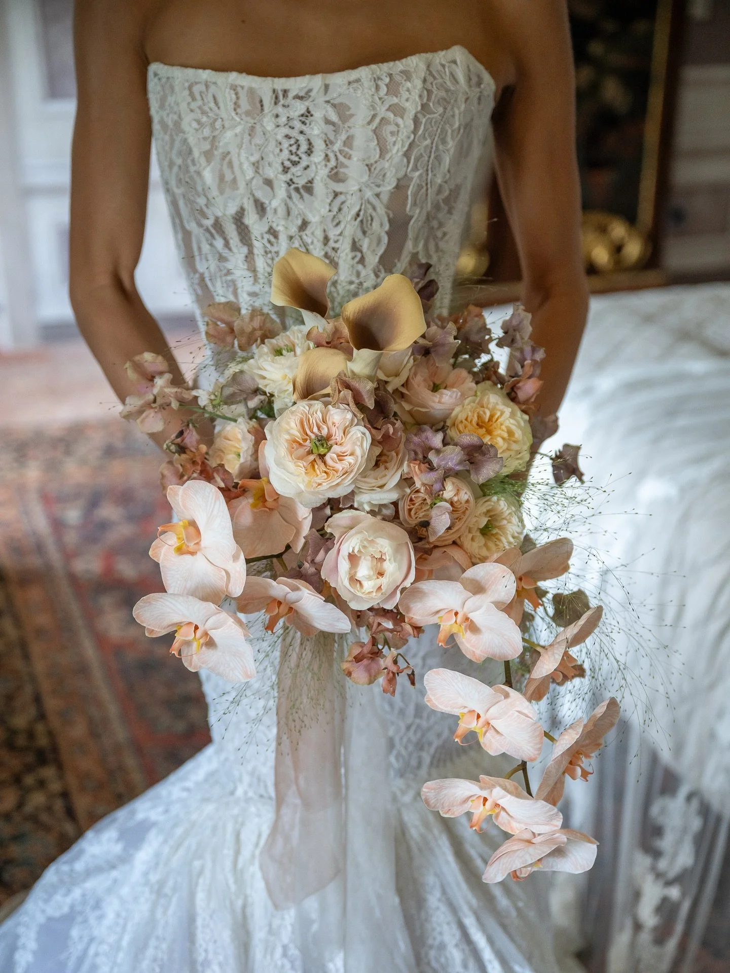 This moment with my brides is one of my absolute favorites on wedding days - presenting their bouquets and seeing their reaction is always a joy for me! 🤩
Photo by @umberto.armiraglio 
@thc_planning @villa_balbiano @theheritagecollection 
Ribbon by 