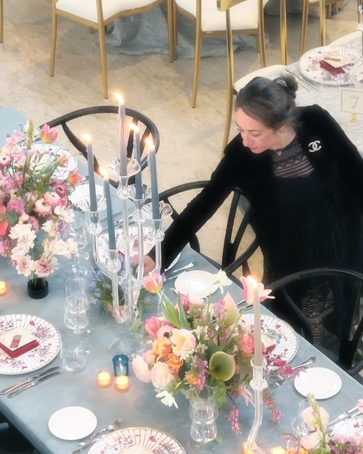 Playing with color - A Florentine TULIPINA dinner reception inside the chapel at Collegio alla Querce @collegioauberge. I really love playing with color combinations, and for this wedding the chosen colors were darker hues of red and blue - which cou