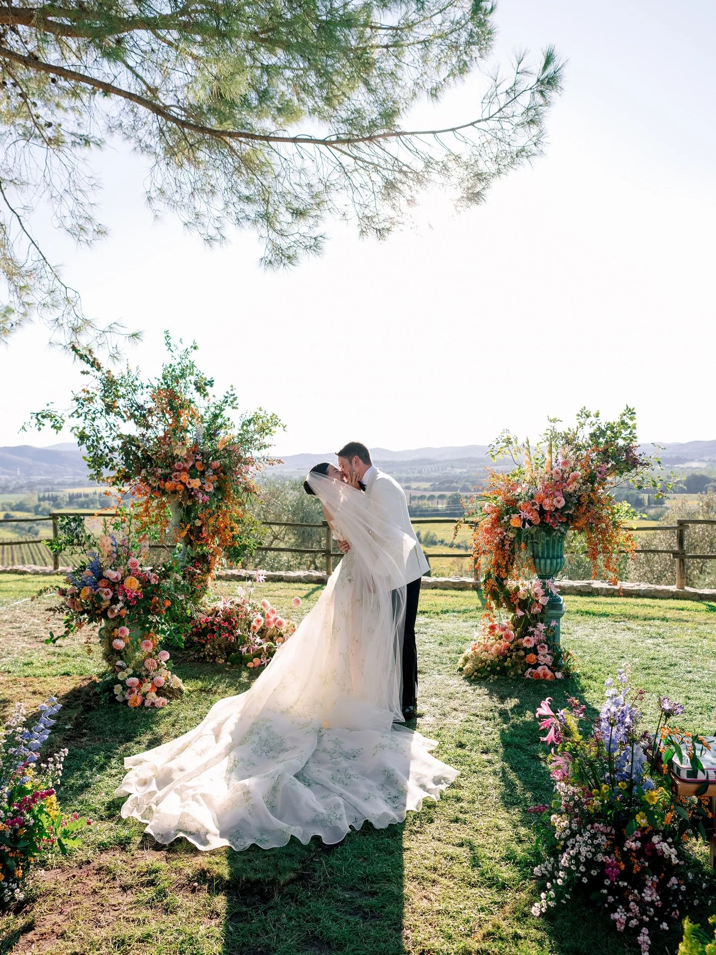 Quintessential Italian beauty - the couple, the Tuscan hills , the autumnal light and the bespoke decor! 
So much love for our very own @lumos_produzioni exchanging their vows on this unforgettable October day! 

Photography: @joelserrato 
Floral des