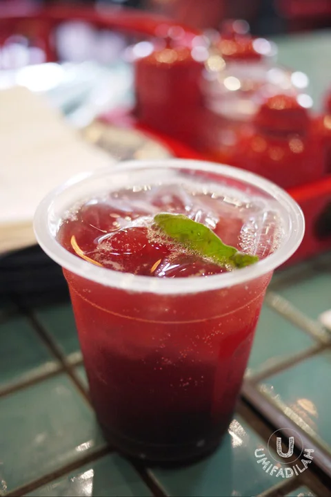 The Dancing Pig (IDR 69k) - Cranberry Juice, Creme de Cassis, Fresh Lemon Juice, Absolut Vodka, with Tapioca Balls and Aloe Vera. Oh and basil leave on top! Refreshing, but a bit too bitter after-taste effect.