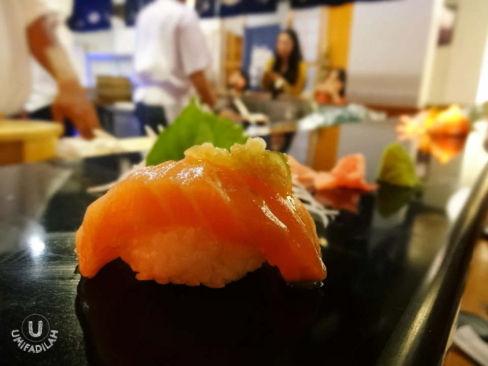 Just when I thought it was just "another salmon sushi", I kept getting surprises. Never thought that salmon with a dash of goma (sesame) and goma oil on top could bring out its maximum flavor! It just works... really well. Perfect combination.
