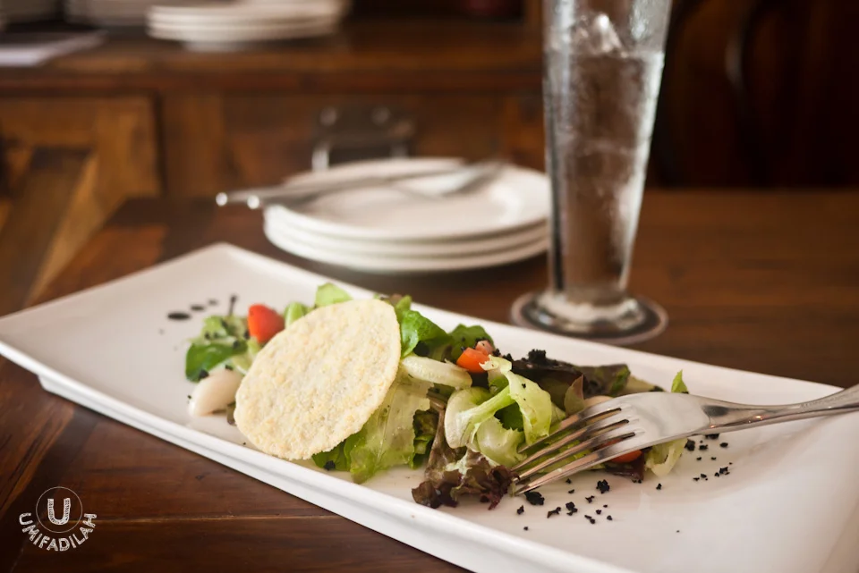 Signature Salad (IDR 39k): Mesclun mix, aged balsamic reduction, cherry tomatoes, olive soils, parmigiano reggiano disc.