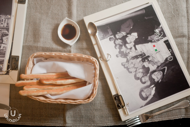 This is a compulsory service in almost every Italian restaurant I've visited. Free bucket of fresh homemade breads, with balsamic vinegar and olive oil. It's great for snacking, but mind the extra calories.