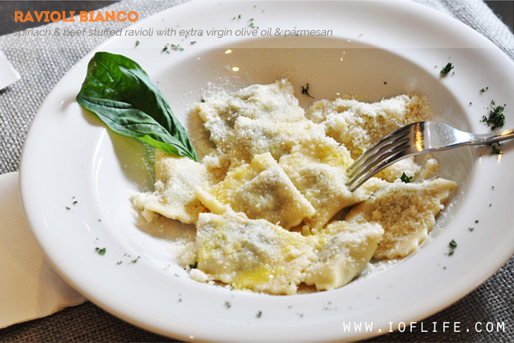 Ravioli Bianco (IDR 69k) . This is spinach and beef stuffed ravioli in Bianco sauce, simply extra virgin olive oil with parmesan. Simplicity at its best. I really like the texture of their ravioli, it's cooked perfectly al dente and at the right chewiness, also the fillings are tasty too. It's easily becoming our favorite ;) -- About the picture: I just realized that I forgot to take pic of this particular dish, lol. Special thanks to Ichil from Ingredients of Life (http://www.ioflife.com) , who is kind enough to let me put up one above. Credits belong to the respective owner.