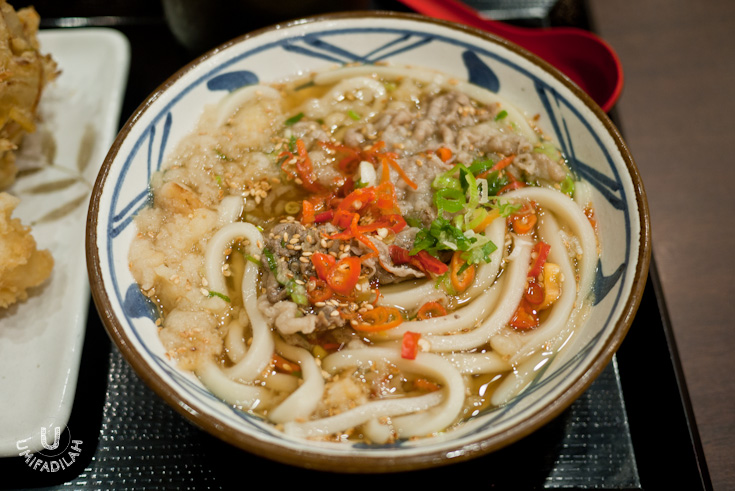 Niku Udon (IDR 45k) - Fresh udon with sukiyaki beef in kake dashi soup. With additional chili, haha we do it as the locals do it. The high quality of freshness speaks out for the udon itself. It has the perfect udon texture and the right level of chewiness. Simply my kind of Japanese comfort food.