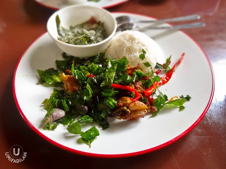 At Ayam Tangkap Atjeh Rayeuk: 1 portion of Ayam Tangkap with Steamed Rice and Sayur Ubi Tumbuk (pounded cassava leaves in light coconut milk broth) will cost you around IDR 35.000 . 