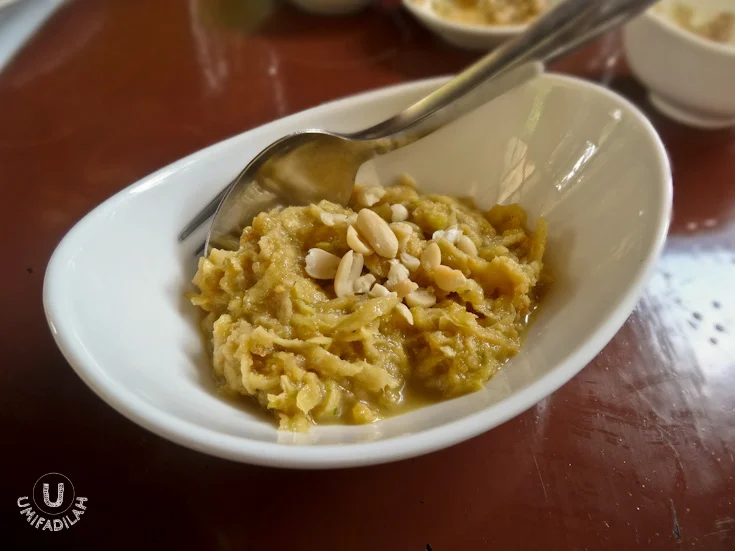 Rujak Serut Aceh. Here comes the dessert. What I love about Acehnese cuisine is that, even their desserts are refreshing & really awakens your taste buds. And the one that I had in Atjeh Rayeuk was superb. Perfect balance between the mixed fruits, the dressing, and the addition of peeled ground nuts works really well together. I just wished it stays chilled in the refrigerator a bit longer.