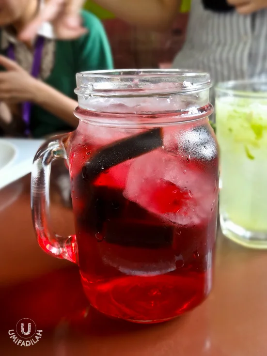 Es Sirop Cincau. Served in a fancy jar-like glass, this looks really refreshing on a sunny day. Well-balanced sweetness vs the grass jelly amount.