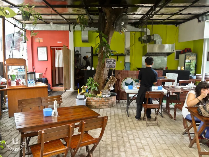 Small but homey place with an open terrace concept.