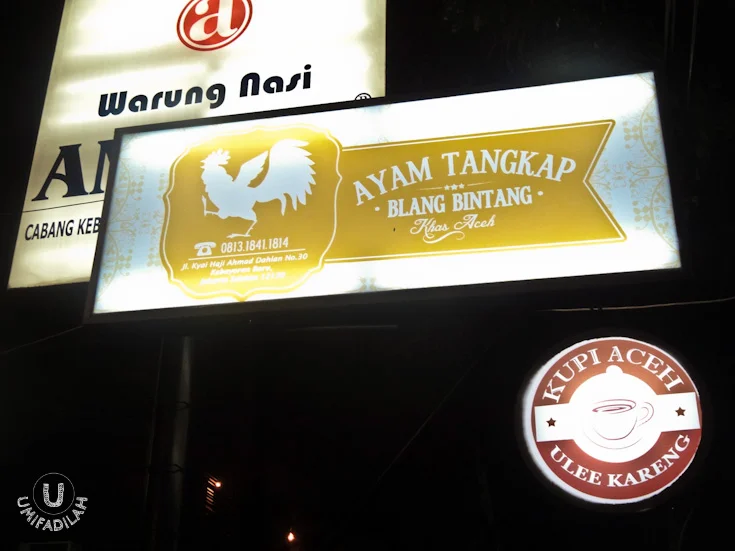 It's located adjacent to Warung Ampera at Kebayoran Baru branch. Not hard to find at all.