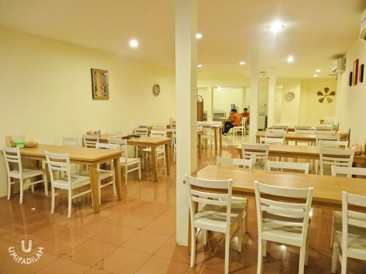 Bright, minimalist decor, clean, and spacious. More suitable for friends/family gathering because of those particular reasons.