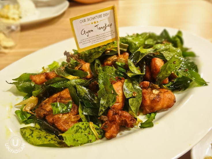 1 ala-carte portion of Ayam Tangkap (IDR 38,000) . The seasoned fried chicken was really good and tasty. I can munch on those crispy fried leaves as snack!