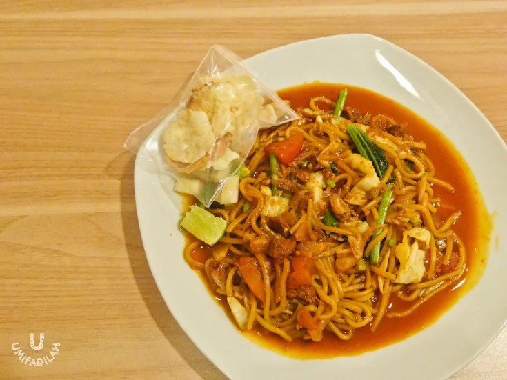 The only dish that didn't quite win my heart that night. Mie Basah Daging (IDR 35.000). We thought we'd try a different version of Mie Aceh, the one with soupy noodle. But I found it a bit too sweet to my liking. Maybe next time I'll go with Mie Goreng Udang (fried Aceh noodle with prawns) instead.