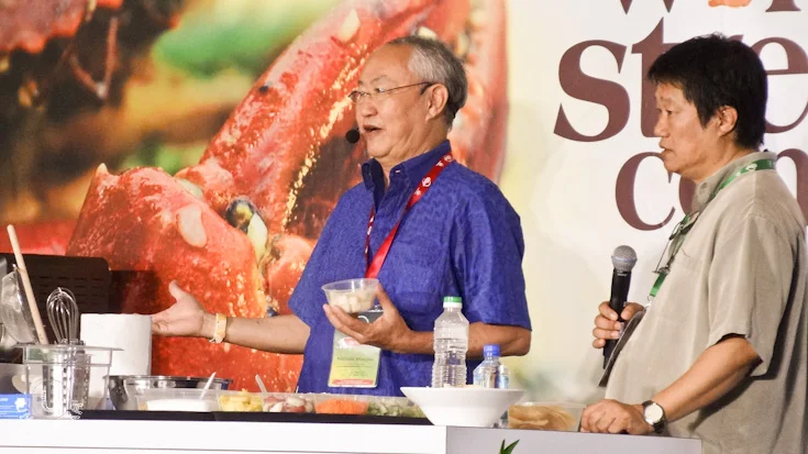 Seeing William Wongso did a quick fire demo along with KF Seetoh , the founder of Makansutra & also the Food Ambassador of Singapore--pointed by Singapore President himself (we call him “Pak Bondan-nya Singapura”, else, The New York Times call him "Food Guide Maven"!), was one of the wittiest live cooking show I have ever seen in my life. He did our popular 'Asinan Betawi' and gave free sample tasting to the audience. It was good, and fresh! 