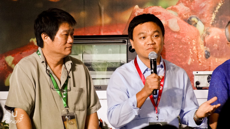 KF Seetoh from Singapore (left) and Thailand's Iron Chef Winner, Ian Kittichai (real name:&nbsp;Pongtawat Chalermkittichai) holding the microphone.