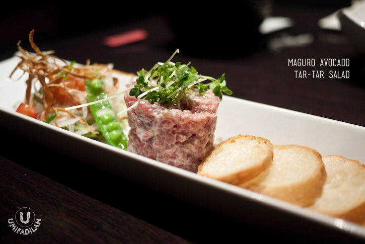 Maguro Avocado
Tar-tar Salad (IDR 58k) – Again, it’s only the 2nd thing that we
ordered and it came out as beautiful as if we’re doing sky-dining. Fresh maguro
(tuna) with diced avocado are glued together with light mayo cream and molded
into rounded tall shape with garnishes on top, served with 3 thinly sliced
baguette and mixed vegetable salad on the side. With this, they want you to eat
them as if you’re eating Italian bruschetta – take a slice of baguette, spread
some avocado tuna, and finish them off with vegetable salad on top.