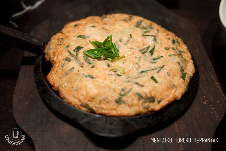 Mentaiko Tororo
Teppanyaki | Fried Grated Yam on Hot Plate, with additional Cod Roe Topping
(IDR 53k + 14k) – This reminds me of okonomiyaki except that there is no
cabbage. This is more like pancake made of flour and grated yam, blend together
with Mentaiko (cold cod roe) and Negi (Japanese small scallions) and cooked on
top of a hot plate. It is to be eaten with a dipping shoyu sauce. The texture
is so soft everything just melts in your mouth! I could eat the whole thing by
myself.