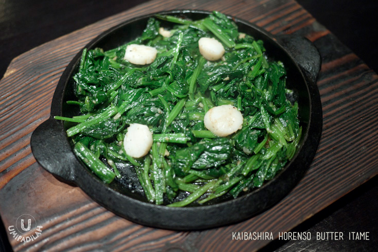 Kaibashira Horenso
Butter Itame | Butter Fried Scallop & Spinach (IDR 53k) – I figured,
just by looking at the ingredients we would all know how it tastes, right?
Scallop. Japanese Spinach. Butter. Sizzling hot. Crunchy bites of perfectly
cooked horenso, with buttered scallop. Awesome combination!