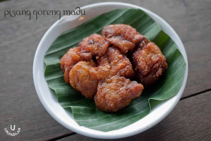 Pisang Goreng Madu. Honey-coated banana fritters.