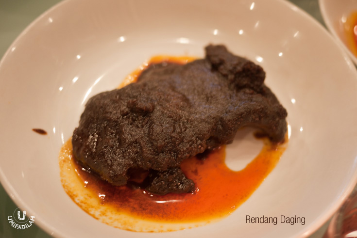 Rendang
Daging (IDR 14.000/pcs, 84.000/half kilos, 168.000/kg) – There is NO visit to
Pagi Sore without tasting their infamous Beef Rendang. Enough said, this
super-black thick rendang coating is to die for!