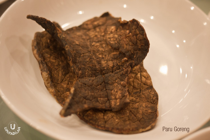 Paru Goreng
(IDR 14.000) – True, I don’t eat any of jeroan except for Paru (and a little
bit of kikil :p) This was crunchy, not oily at all, just a perfect extra
companion.