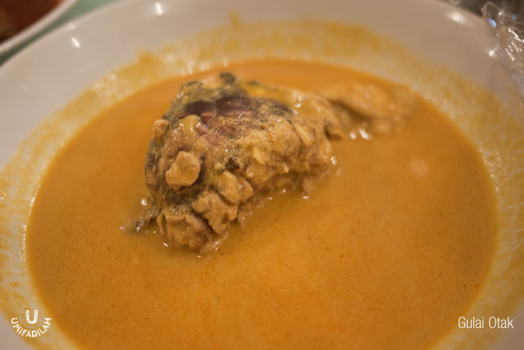 Gulai Otak
(IDR 15.000) – Have you ever eaten cow’s brain? It’s quite a famous dish in
Padangnese cuisine, they usually cook it on a curry-like broth with coconut
milk. It’s far from yucky, its texture was so soft that everything just melts
in your mouth. So yes, beware of your
cholesterol level as this one is a real guilty pleasure in its purest form!