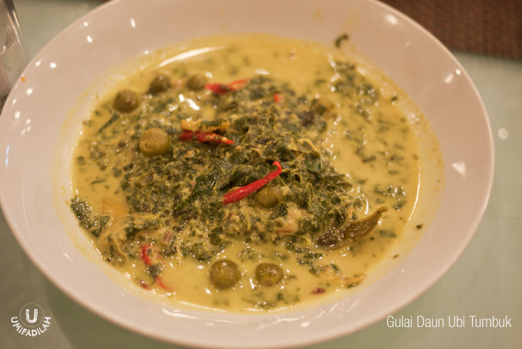 Gulai Daun
Ubi Tumbuk (IDR 12.000) – translated as pounded yam leaves with a light
curry-like soup. It’s a bit too salty for me, but the cure was easy: add more rice!
LOL.