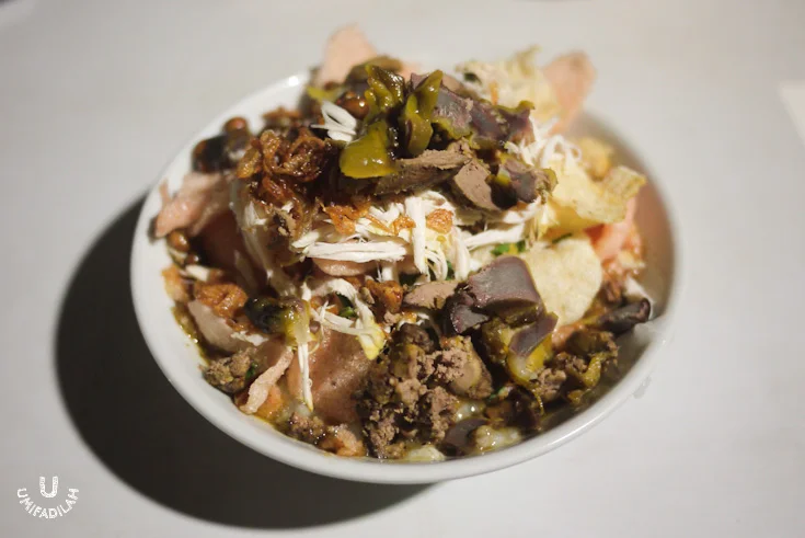 Regular
portion of Bubur Ayam Madura + chicken liver/gizzard satay (IDR 10.000 + IDR
1.500 ). Generous topping of shredded chicken, fried soy-bean, crackers, fried
shallots, melinjo nut cracker plus the addition of satay just made it better as
you mixed the porridge thoroughly and add a dash of sambal relish. A bit of
warning, their sambal is HOT.