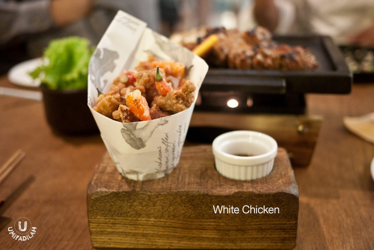 White chicken (IDR 35k) - crispy chicken and okra with citrus chili soy sauce on the side. I think they forgot something. It was served with fat-whole-bright-orange-ish chili that was.. SUPER HOT. But I love spicy. So what I did back then was saving some of those chili goodness to add on my Jangjorim Bibimbap . The crispy chicken itself was just your regular tasty Korean fried chicken. Good, but wasn't a surprising taste. The dipping sauce was great, BTW.
