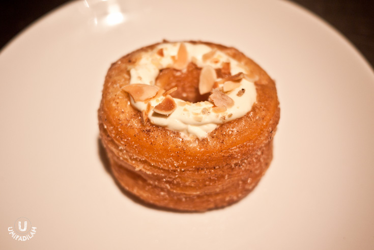 This is Mandarin Oriental Cake Shop's interpretation of cronuts. Called 'Kronut' , this delicate & flaky pastry layers are sprinkled with cinnamon and sugar, then topped with delicious vanilla cream and almond chunks. Creation of Chef Wita Girawati of MO Shop Cake.