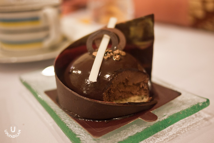 CHOCO DE LA CREME - Mixture of vanilla & chocolate creme brulee with glazy dark chocolate coating. Rp 25.000,