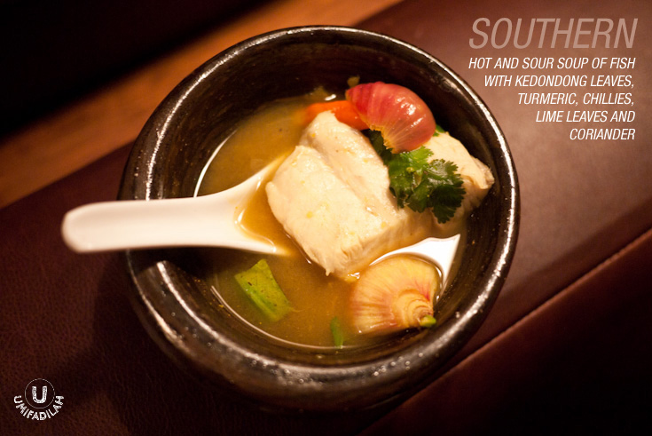 Southern Hot and
Sour Soup of Fish with Kedondong Leaves, Turmeric, Chillies, Lime Leaves and
Coriander (IDR 80k half/140k regular). I almost thought that
because E&O’s a Thai restaurant they would come strong as to serve typical
Thai’s soup: Tom Yum Goong, but thank God it wasn’t. Instead, we were
introduced to Southern Thai flavor, with Red Snapper hot & sour soup that
KICKS ASS. Whoops, sorry, gotta say it because the heat punches right through
your taste bud and it lingers there, leaving a quite burning sensation (because
I bit the chili, haha). The fish was perfect, not mushy-overcooked, and not a
single stinky smell. The combinations of all Asian herbs is so powerful leaving
me wanting for more at the end. Great refreshing soup!