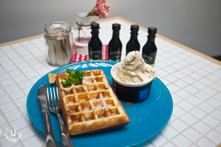 Smiley Baileys, IDR 69k. Served with waffle (waffles can also be bought as separate additional items for IDR 20k), and made from real Baileys. Didn't try this one out, but all of my friends said that this was THE HIGHLIGHT. Go figure.