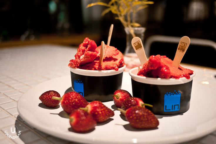 Merry Strawberry Sorbet, IDR 39k. Did you see the fiery red color? Photoshop didn't do that much of a trick - it has an ultra bold color because of the amount of fresh ingredients it uses. But next time I'll make sure to tell them: "Less sugar, please" - then everything's going to be perfect as it is.