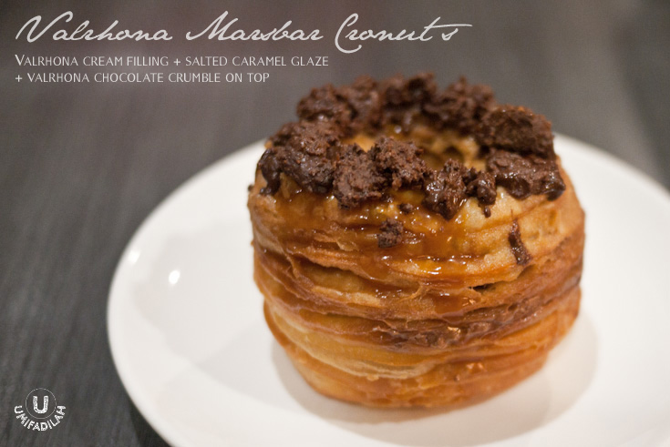 Valrhona Marsbar Cronut = Valrhona Cream Filling + Salted Caramel Glaze + Valrhona
Choc Crumble on top. IDR 20.000++ (means, IDR 24.000 nett ). Order minimum 3 hours in advance, by phone to (021) 52964960 and pick them up at Publico Jakarta. Address below this post.