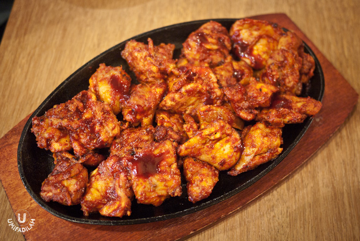 Jeans Chilli Chicken. IDR 92k for large portion up to
4-5 people, IDR 52k for small portion for 2-3 people. Some extra warning: at first, like me, maybe you won’t
really taste its spiciness so you’ll get all cocky and feel like eating A LOT at once. But trust me,
it’s hot and it leaves a hot burning sensation afterwards. Even after knowing this I still couldn’t stop
eating because these were so finger-licking-ly good!!