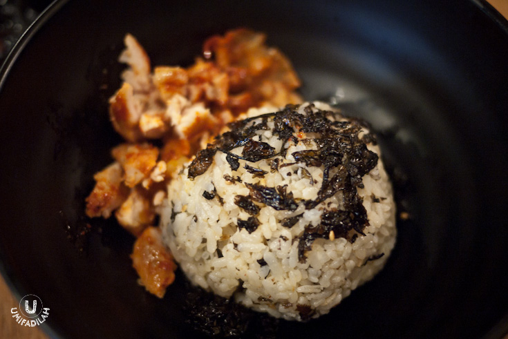 2. Cut the chickens into small chunks using the scissors provided and add them to your rice bowl.